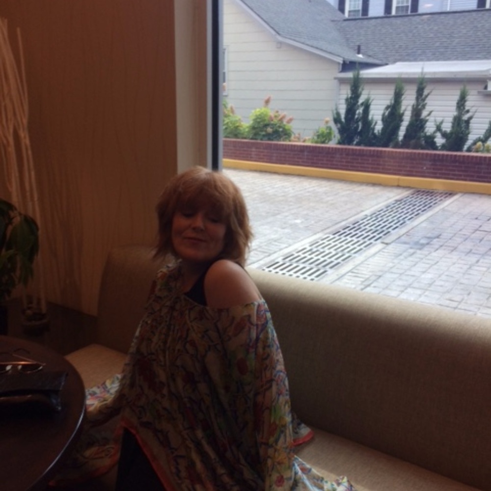 Meet your Posher, Claudia